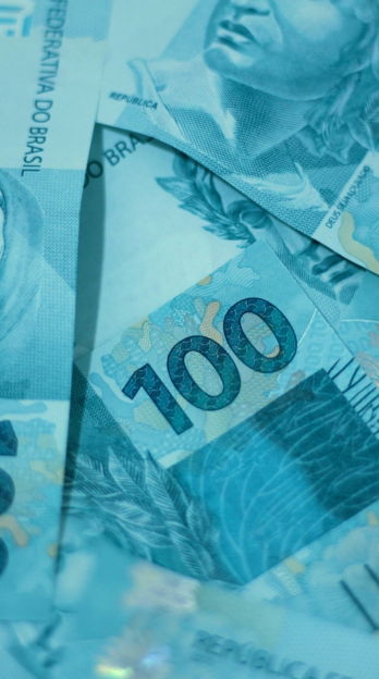 a pile of ten hundred dollar bills sitting on top of each other